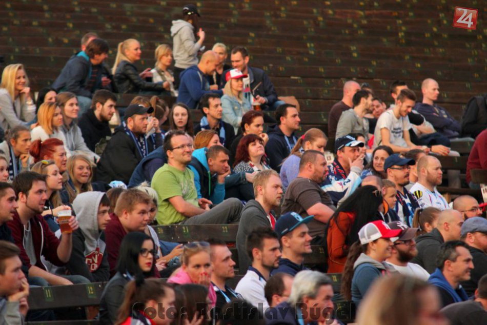 FOTO: Amfiteáter pod Zoborom ožil hokejom