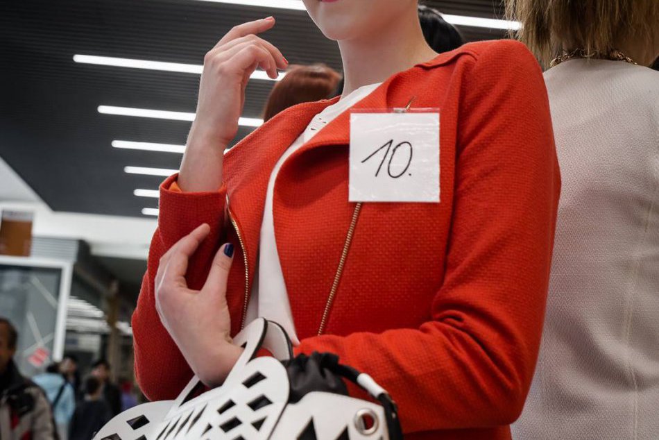 Študenti pôjdu do výkladov. Na dve hodiny sa stanú živými sochami