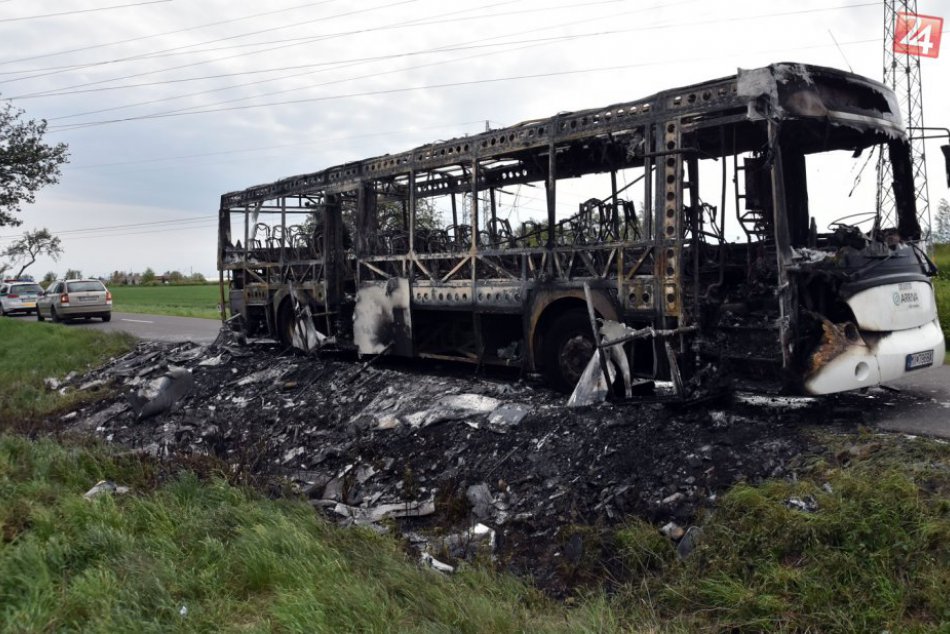 Na Zemplíne do tla zhorel autobus!