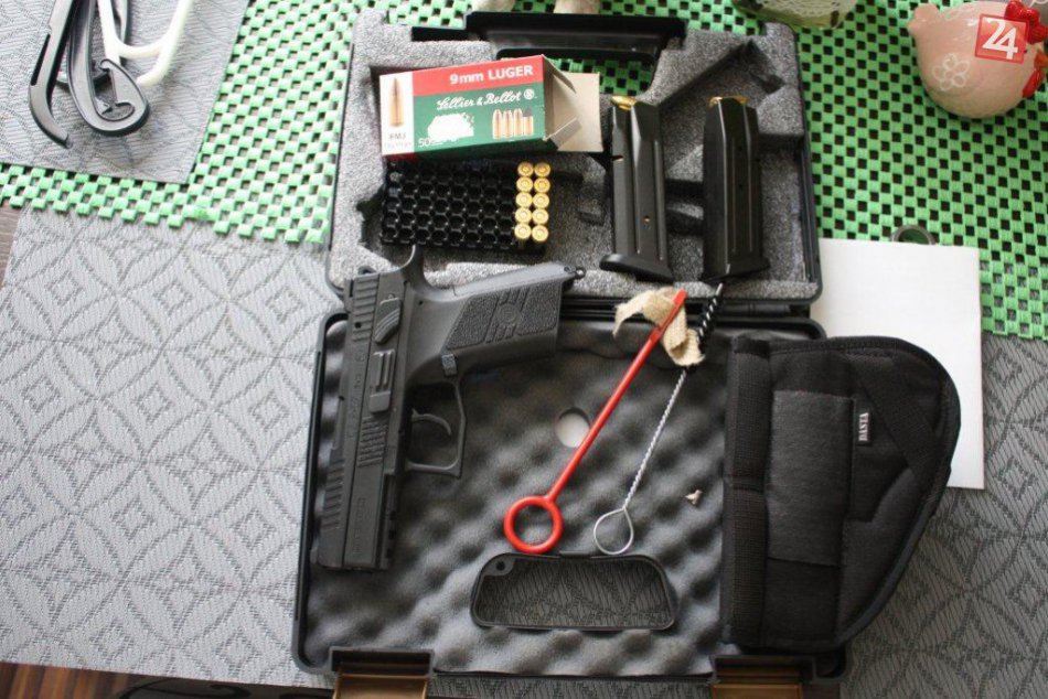 OBRAZOM: Policajti zaistili zbrane aj strelivo