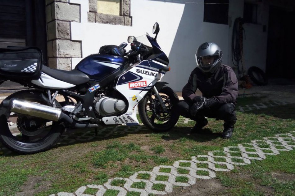 FOTO: Mladý motorkár so svojou moto láskou