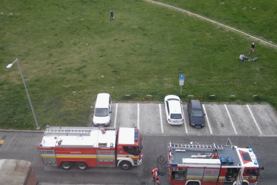 FOTO z miesta požiaru v žiarskom paneláku