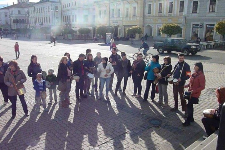 Bystrickým námestím sa rozozneli bubny aj lavór