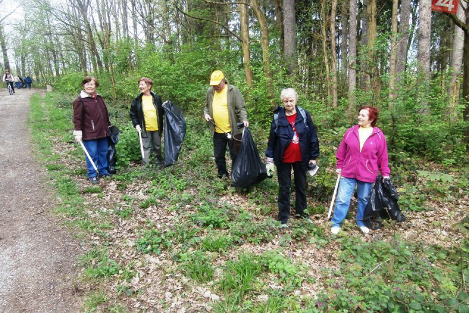 Jarné čistenie v Lesoparku Chrasť: Vyzbierala sa takmer 1 tona odpadu! FOTO