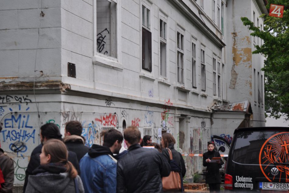 Absurdný Bábkový Cirkus v ruine nemocnice Zochova