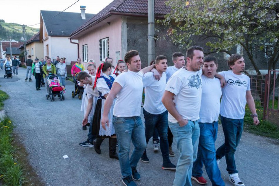 Stavanie mája v Martinčeku a majáles