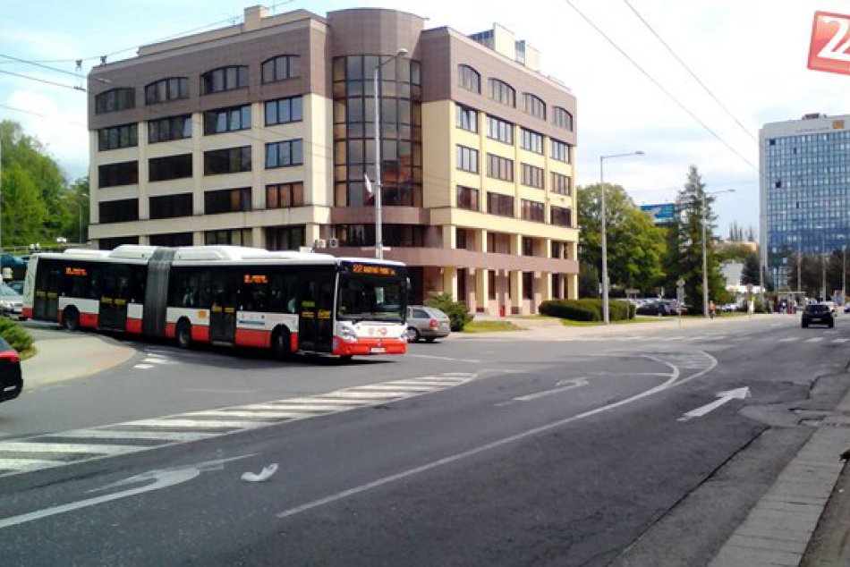 FOTO: Križovatka na Partizánskej dá zabrať chodcom i šoférom