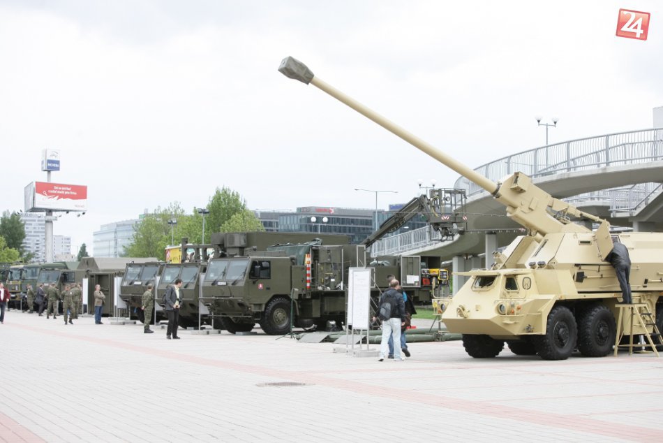 Prehliadka najmodernejšej vojenskej techniky v Inchebe