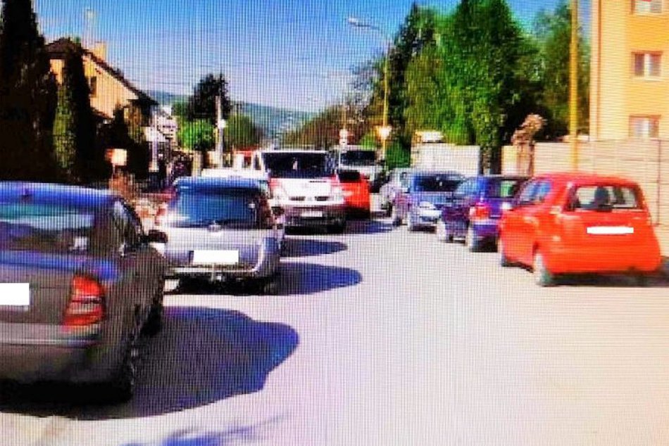 Parkujúce autá pri prešovskej nemocnici? Spôsobujú poriadne komplikácie