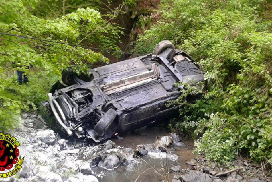 FOTO z miesta: Auto skončilo prevrátené v potoku