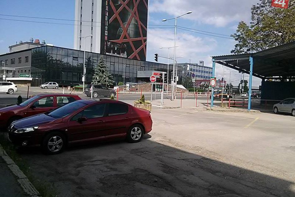 V obrazoch: Kostolné námestie v Michalovciach oplotili