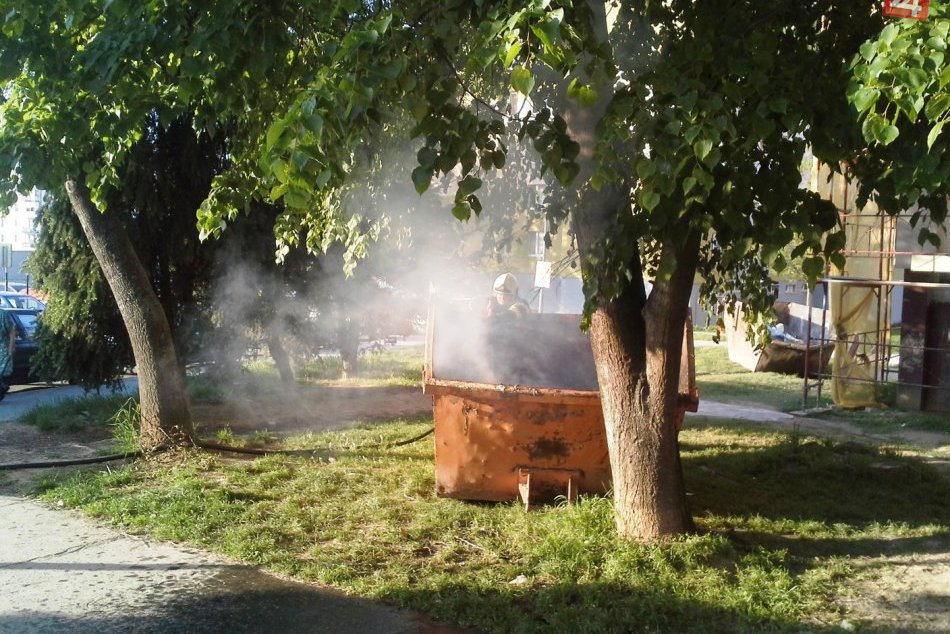 FOTO priamo zo zásahu hasičov z Hlohovca pri požiari na sídlisku