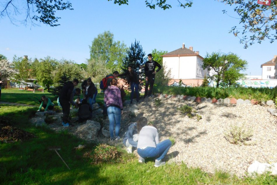 Gymnazisti zo Školskej pomáhali zveľaďovať svoje okolie