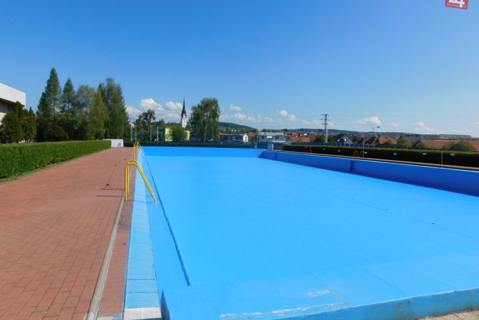 Príprava letného kúpaliska na sezónu v plnom prude