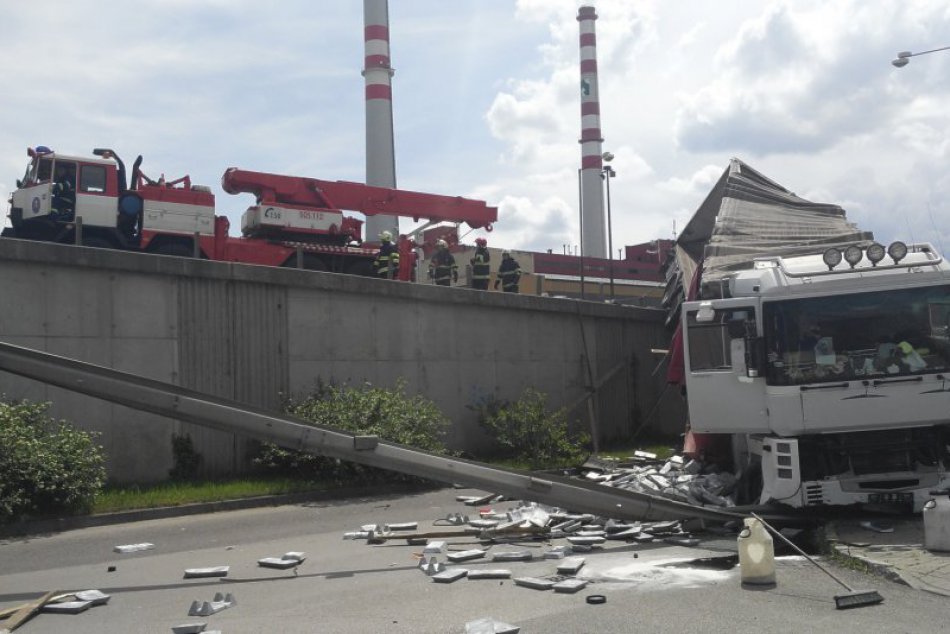 Policajné zábery z miesta nehody: Kamión zostal visieť z mosta