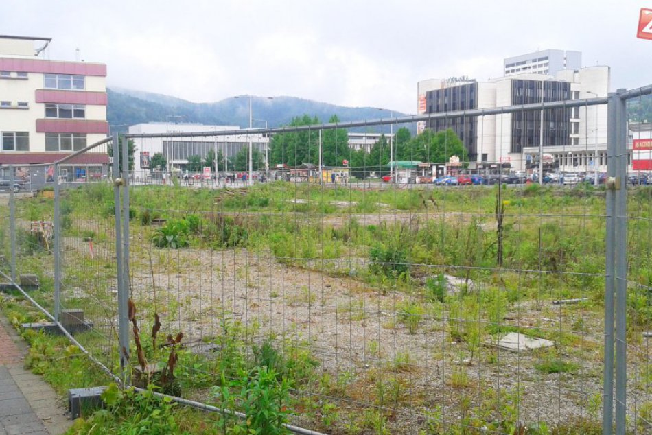 FOTO: Jama pri mestskom úrade sa dočkala nového plota