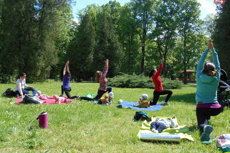 FOTO: Bystričanky nelenia. Fit Maminy cvičia v mestskom parku