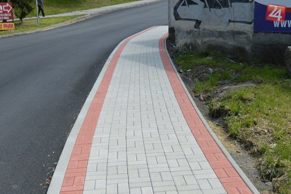 FOTO: Opravy chodníkov v uliciach Bystrice pokračujú