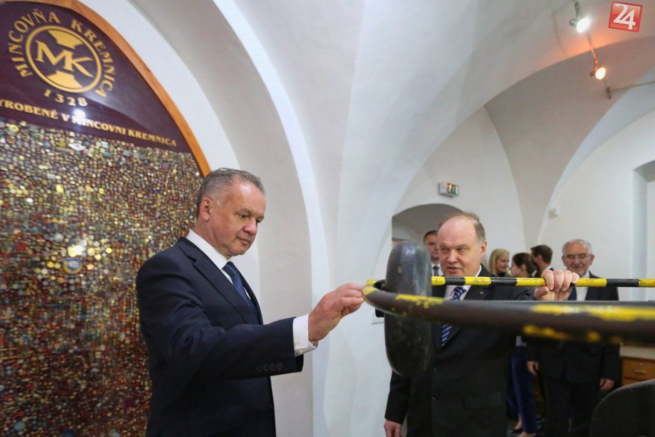 Andrej Kiska v Kremnici: Prezident pozdravil ľudí a navštívil aj mincovňu