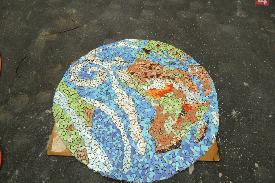 FOTO: Nadšenie celej komunity pre projekt. Mozaika na Sitnianskej krok po kroku.