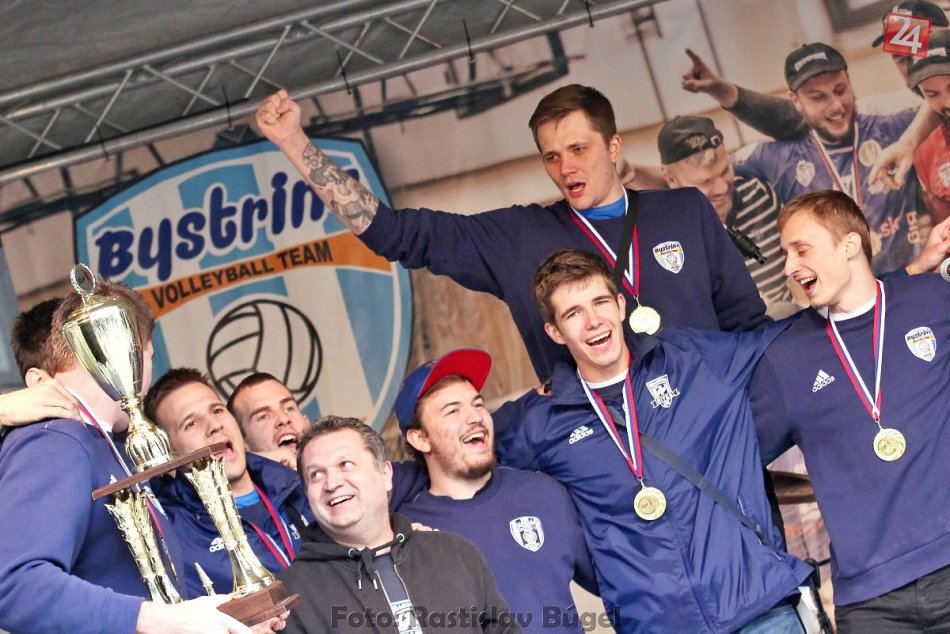 Foto: Majstrovská bodka sa vydarila, zlatí volejbalisti sa zabavili s fanúšikmi