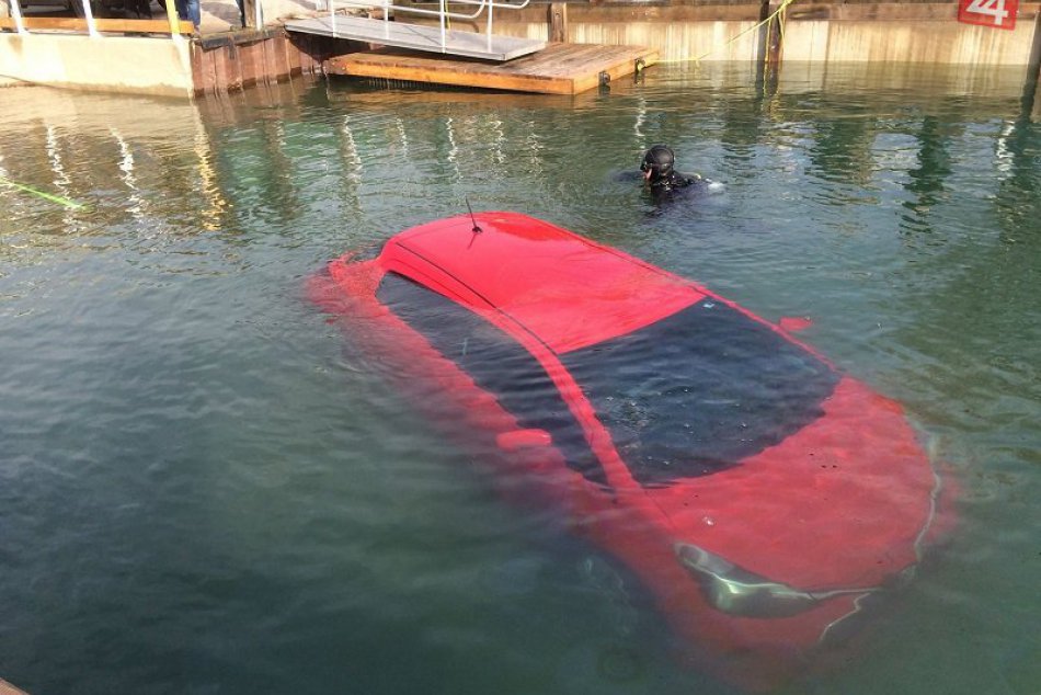 Navigácia poslala auto do rieky