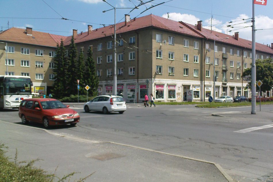FOTO: Stred Partizánskej a 29. augusta rieši dilemu prednosť v jazde