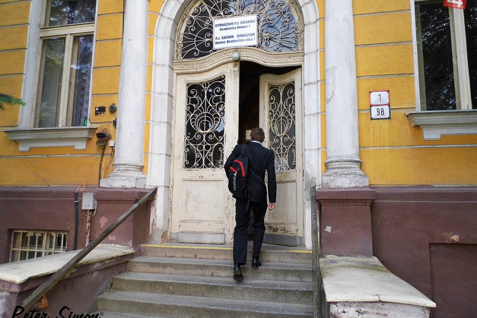 Obrazom: Na známom gymnáziu v Rožňave naplno prebehajú maturitné skúšky