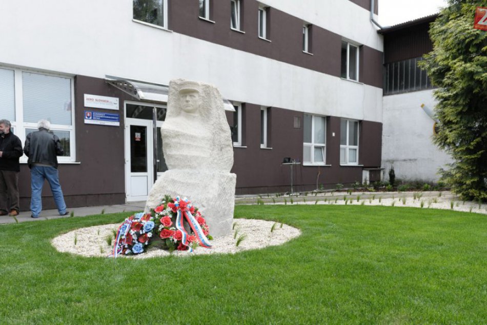 FOTO: Socha M.R.Štefánika na letisku v Janíkovciach