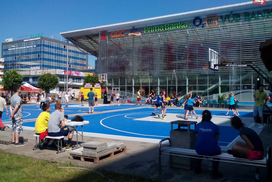 Netradičná basketbalová akcia pred OC Galéria