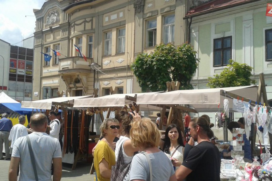 Námestie a stánky počas dní mesta Brezna 2016