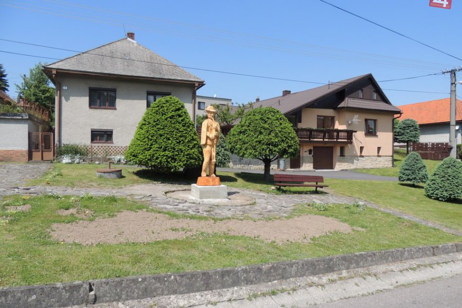 Stará lipa sa premenila na sochu gajdoša