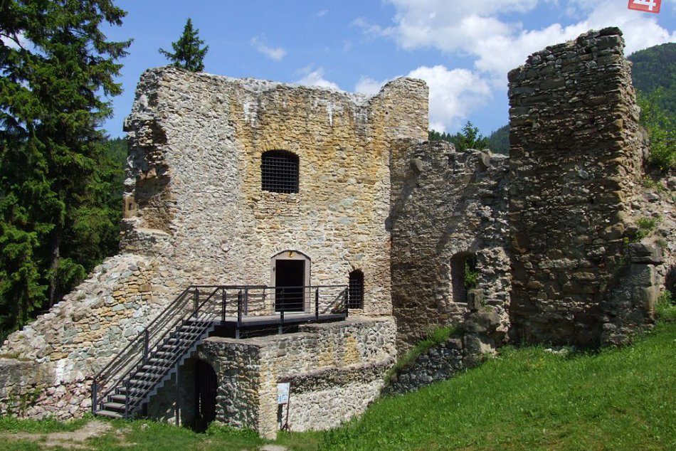 Likavský hrad je opradený legendami, baštu mali postaviť z vajec a vína