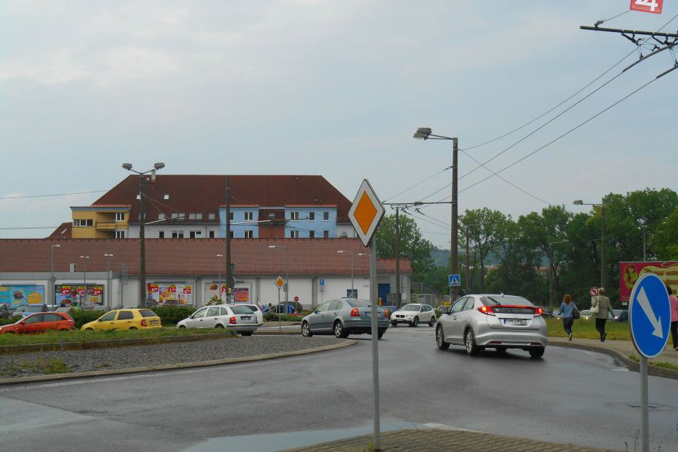 FOTO: Úskalia kruhového objazdu na Tajovského