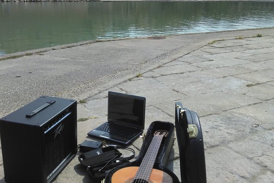 Ľuboš si zbalil gitaru a vyrazil na Malorku: Hranie na ulici si užíva