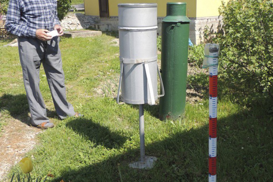 Zrážkomernú stanicu obsluhuje Eliáš Tisovský už roky