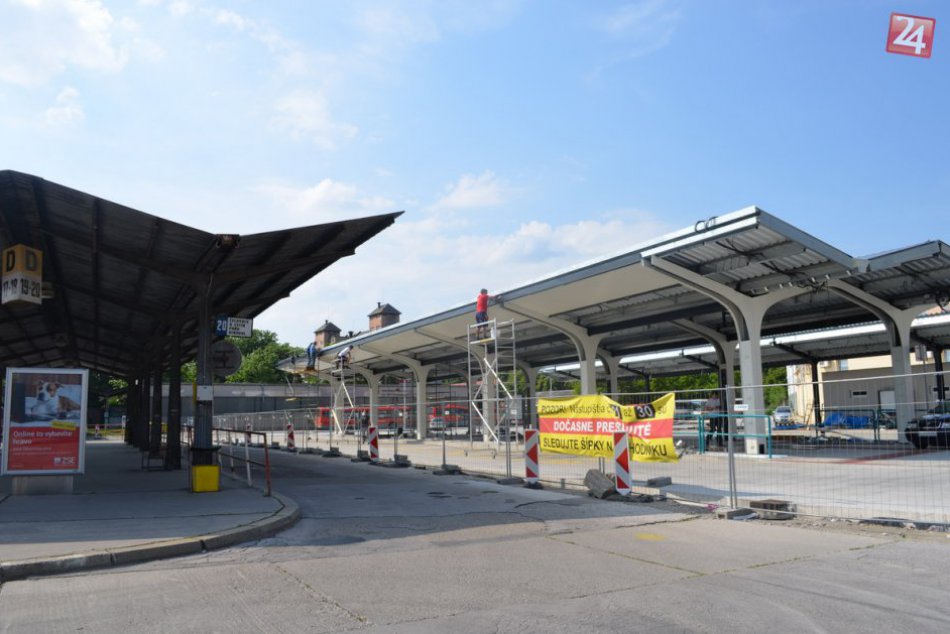 AKTUÁLNE FOTO: Na stanici prebieha montáž prístreškov. Arriva Nitra chce znížiť 