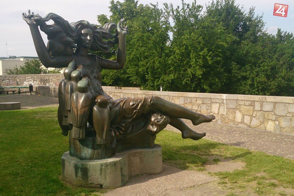 Dievča s havranmi pod hradom