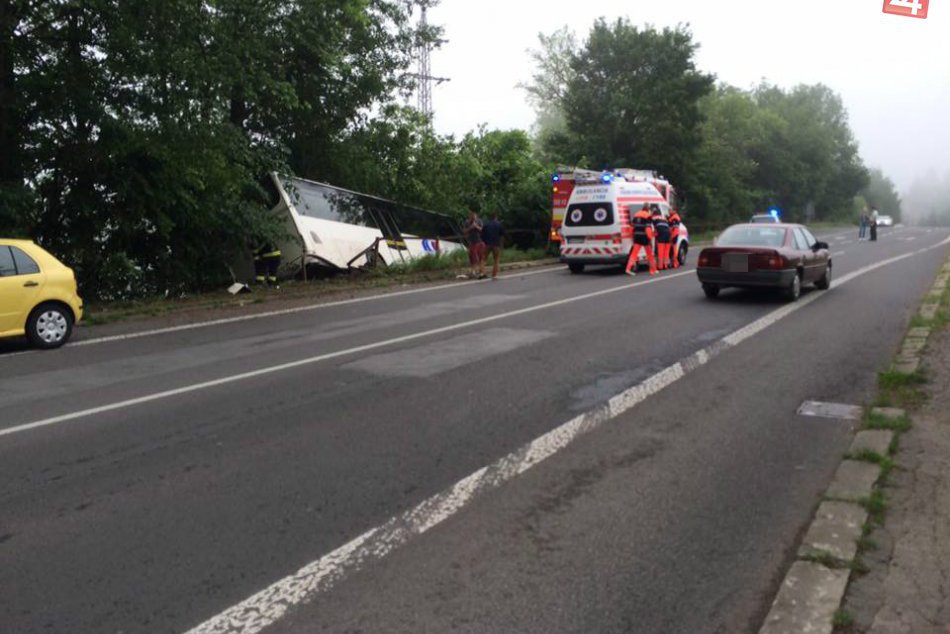 Nehoda autobusu pri Žiari: Nad vodou zostal visieť len vďaka stromom