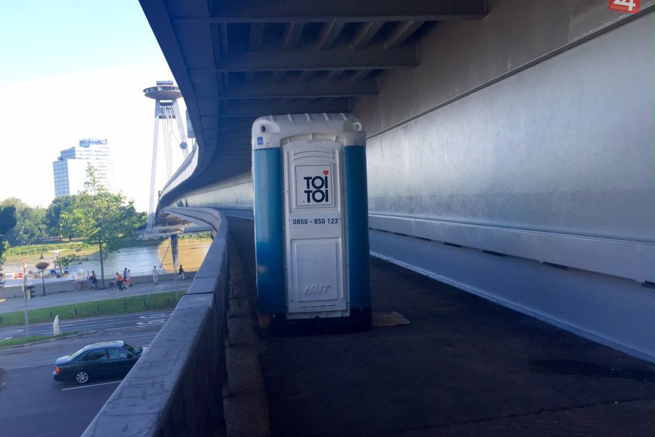 Nové lavičky na Moste SNP