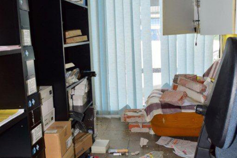 FOTO z miesta lúpeže: Ako sa v Bystrici lupič dostal k trezoru?