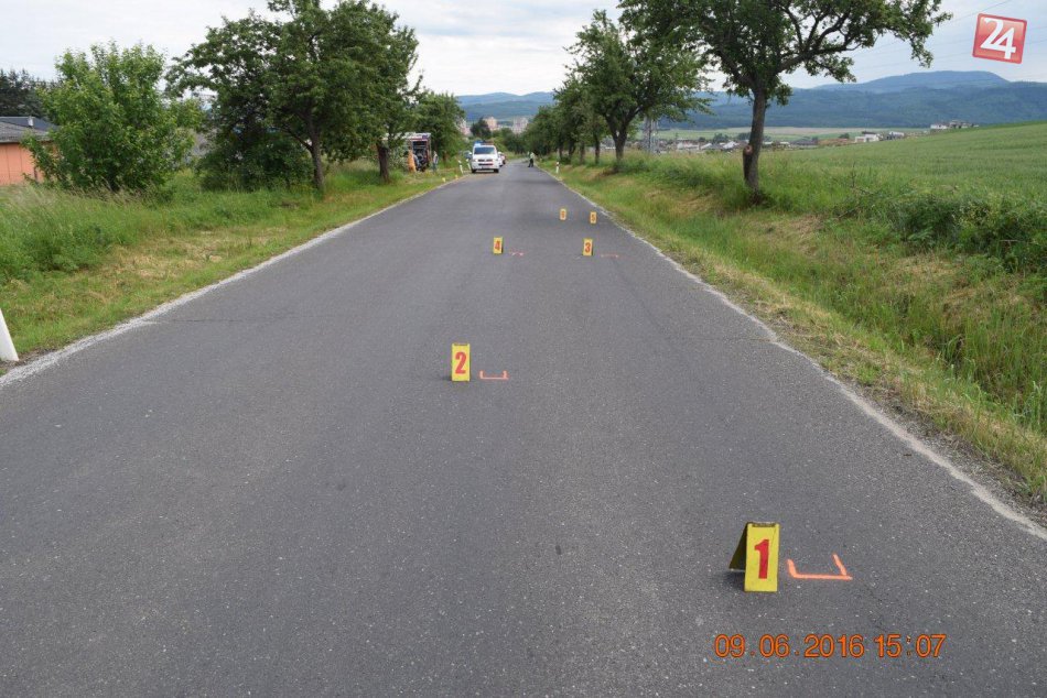 FOTKY z nešťastia v Smižanoch: Auto narazilo do stromu!