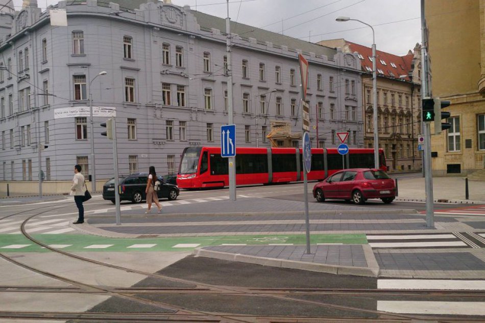Električky už premávajú po Štúrovej