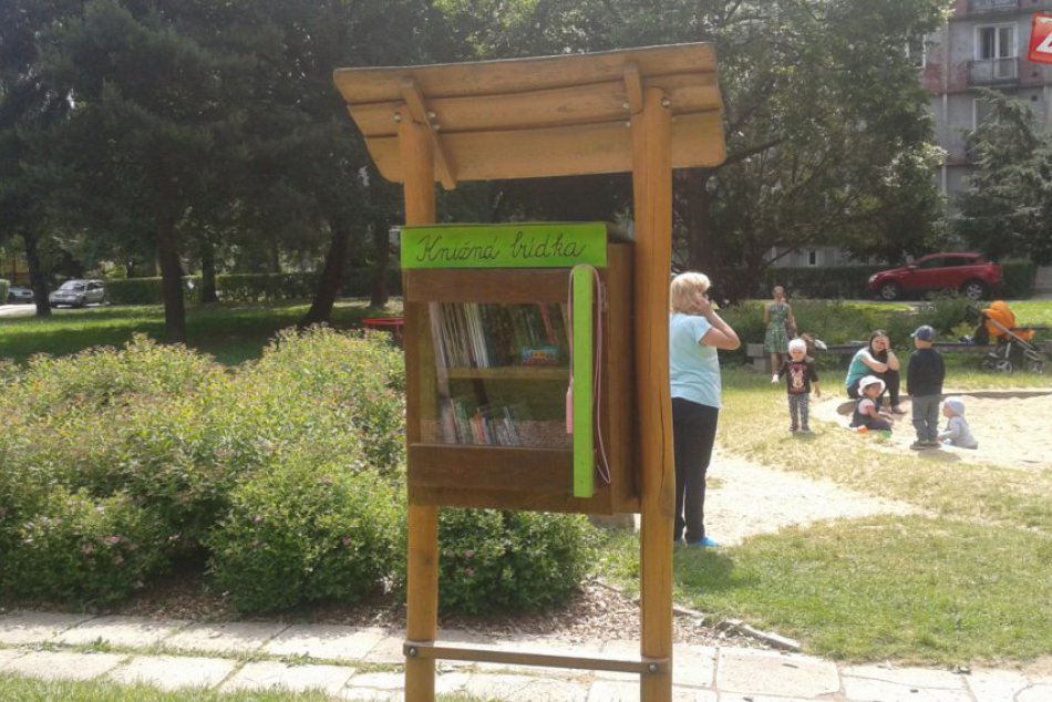 Knižná búdka v parku na Lánoch: Takto vznikala