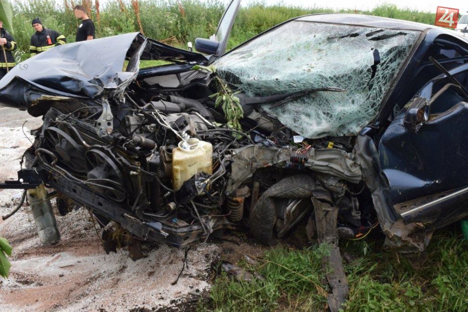 FOTO: Auto narazilo do stromu, dopadlo to tragicky!