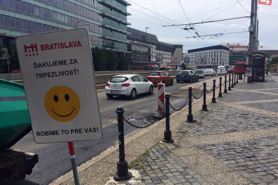 Opravuje sa dlažba na Hodžovom námestí