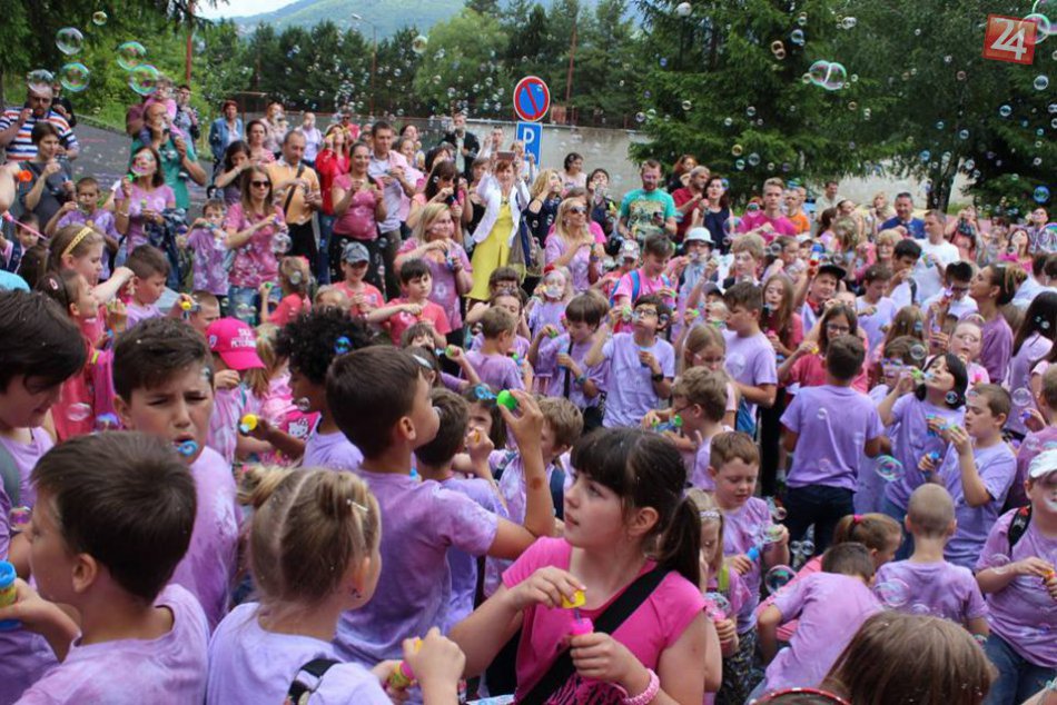 FOTO: Krst bublinkami bystrickej školy priniesol nový rekord