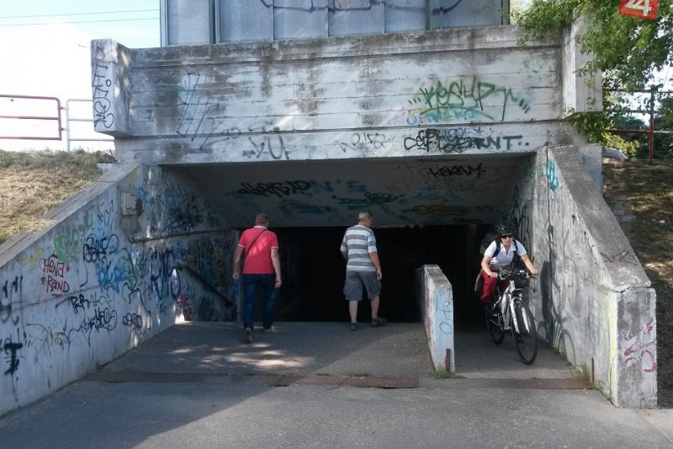 Bohom zabudnuté podchody