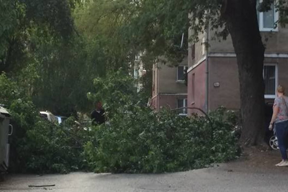FOTO: Chýbalo málo a na sídlisku Západ by došlo k nešťastiu
