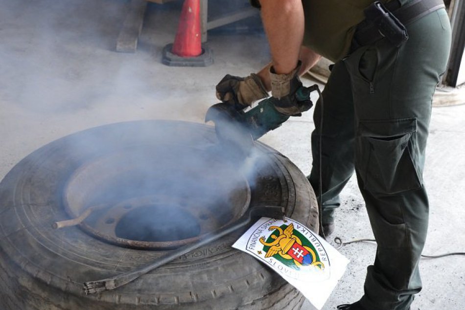 FOTO: Kamión ukrýval takmer pol milióna cigariet